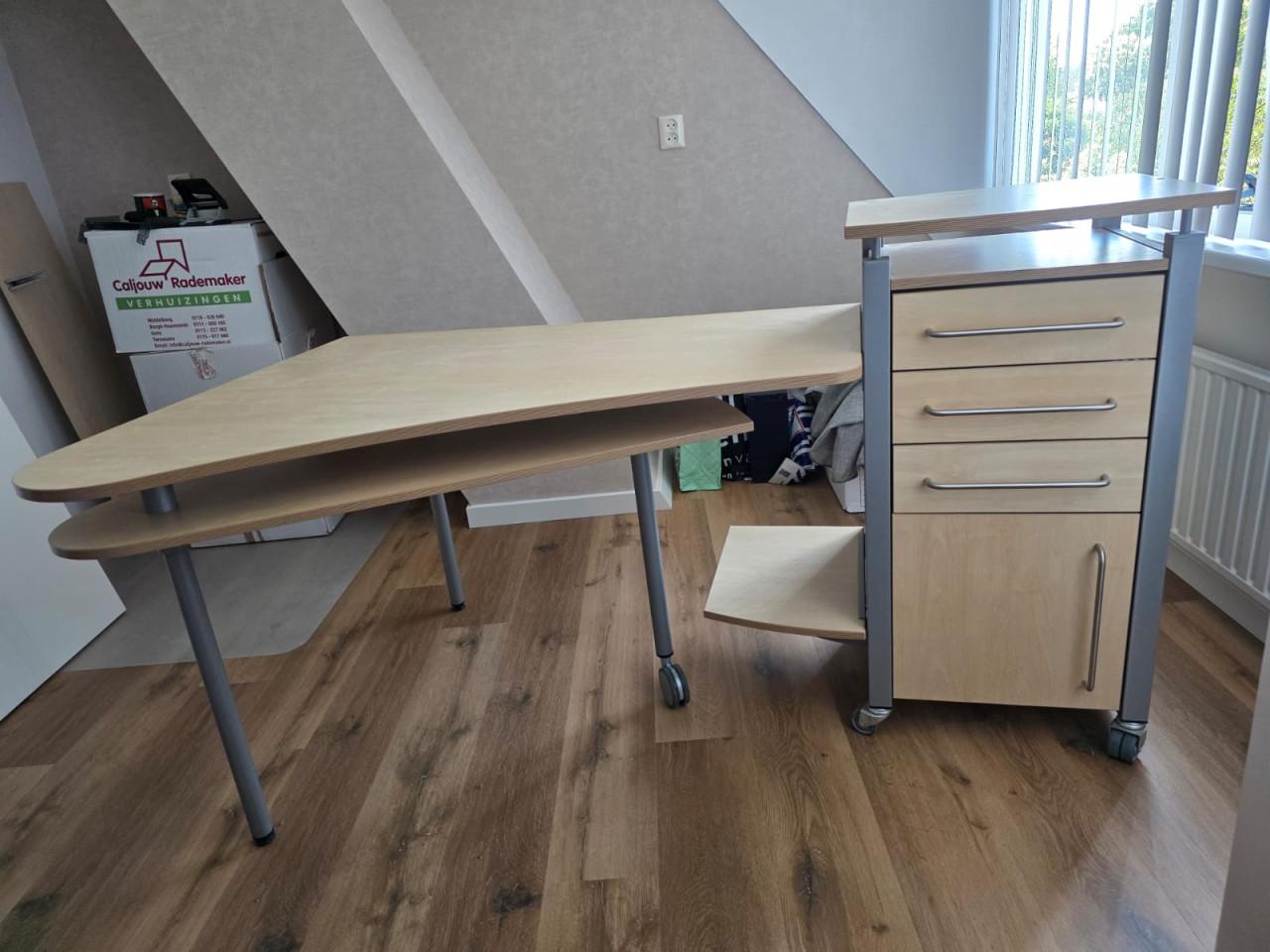 Hoekbureau met 1 draaibaar blad en ladekast.