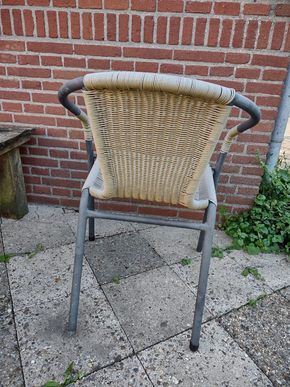 Nette, stevige tuinstoel. Terras stoel, bijzet stoel, buiten