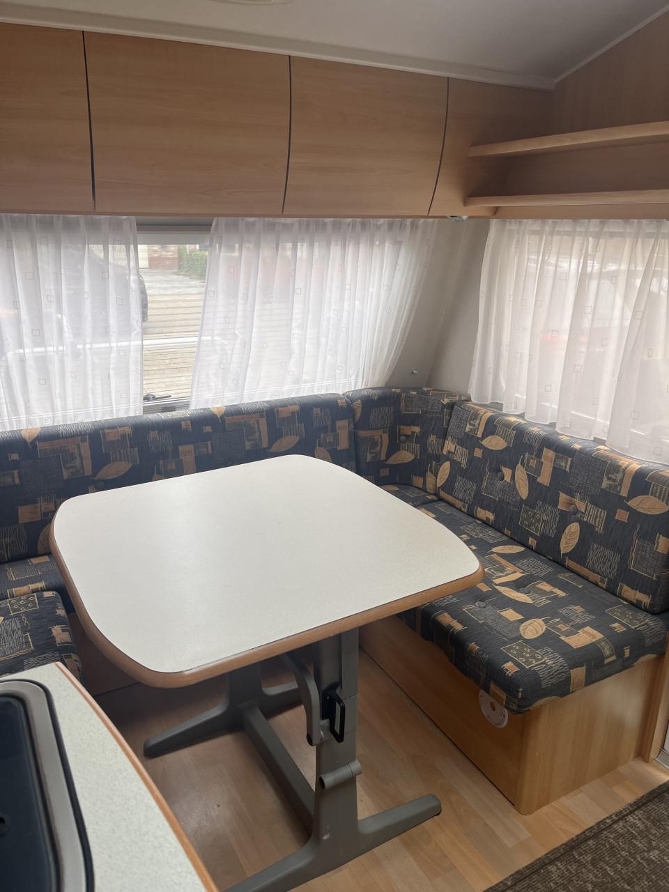 Zeer nette Home Car caravan met voortent, luifel en slaapcabine