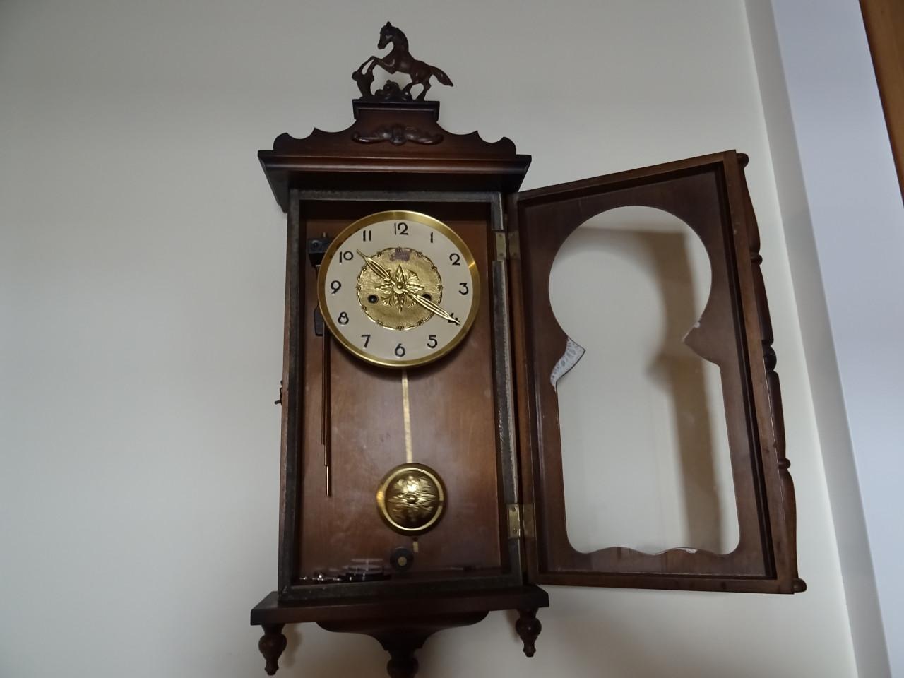 Te koop zeer mooi klein paardjes  klokje loopt goed