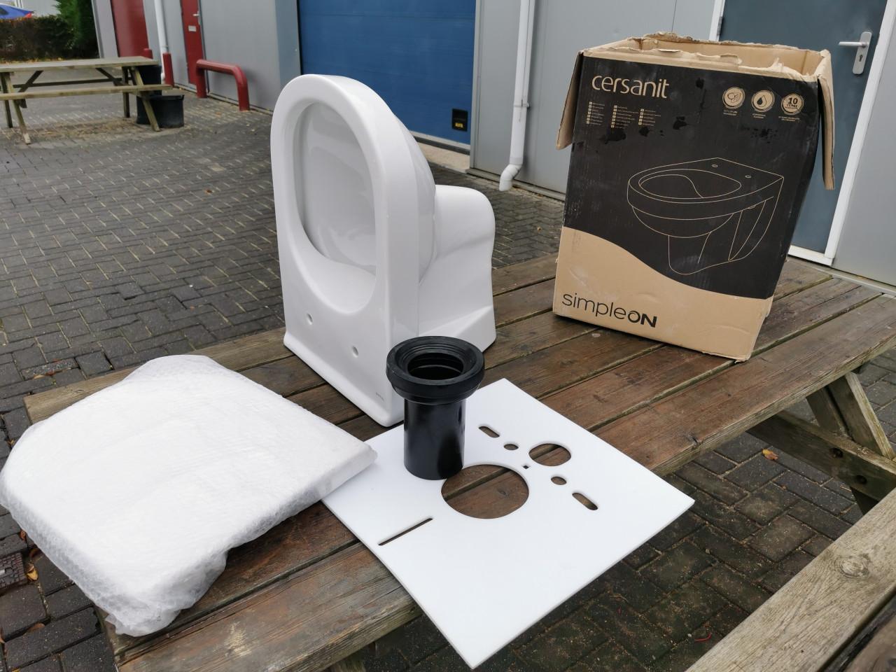 CERSANIT HANGEND TOILET NIEUW