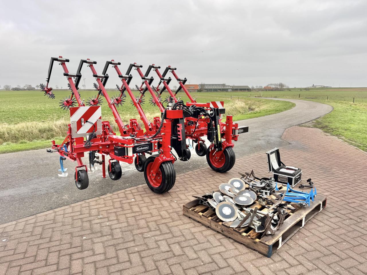 Jong gebruikte Steketee Ec weeder camera gestuurde schoffelmachine 6x50 cm