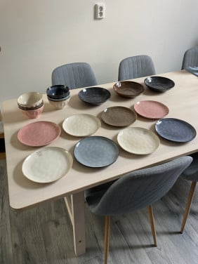 Nieuw aardewerk servies Action