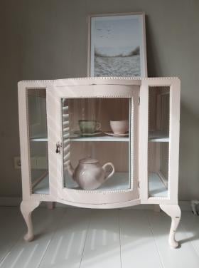 Mooi theekastje/ servieskastje