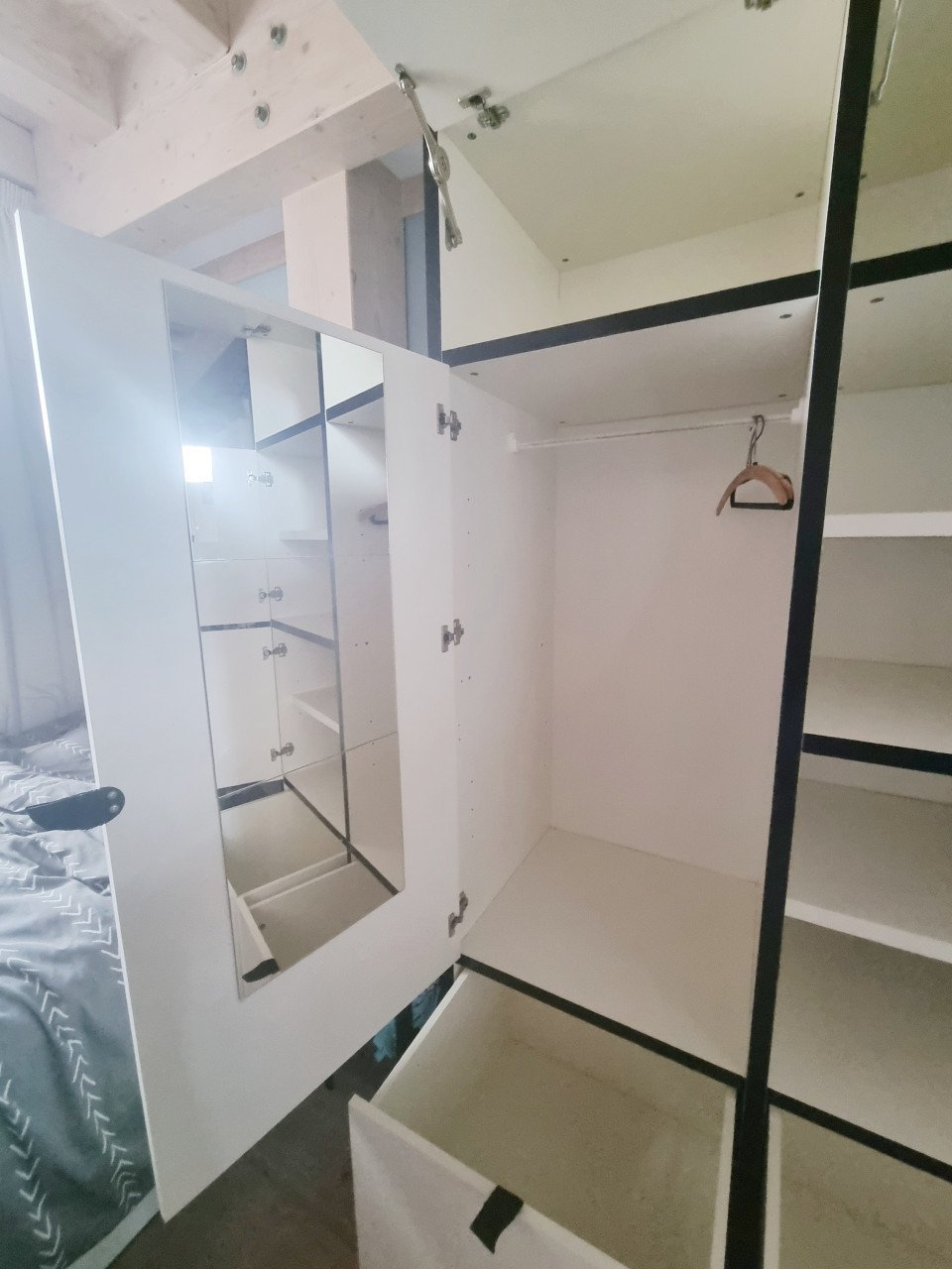 Degelijke, stoere kledingkast “Odda” van Ikea