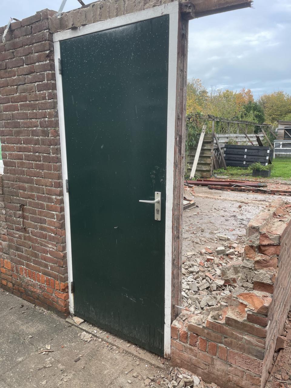 Te koop stevige houten deur voor schuur of berging