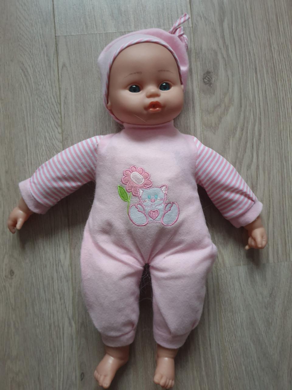 Babypop met geluiden.