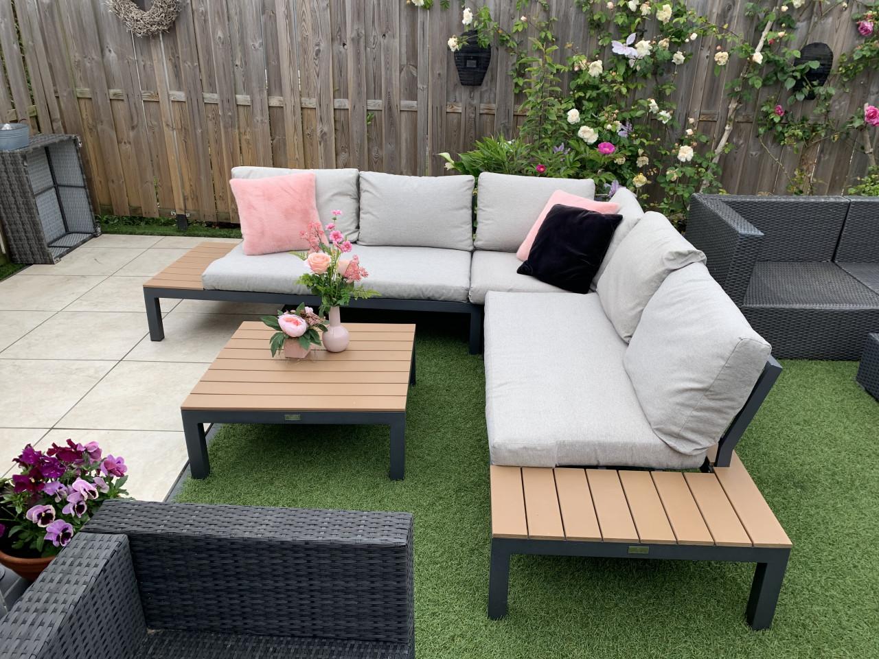 Aluminium loungeset met houten accenten, kussens en tafel