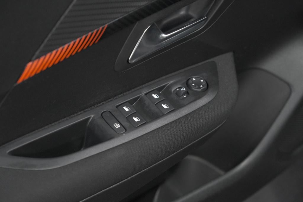 Peugeot 208 puretech 100 eat8 allure | navigatie | parkeersensoren | cruise