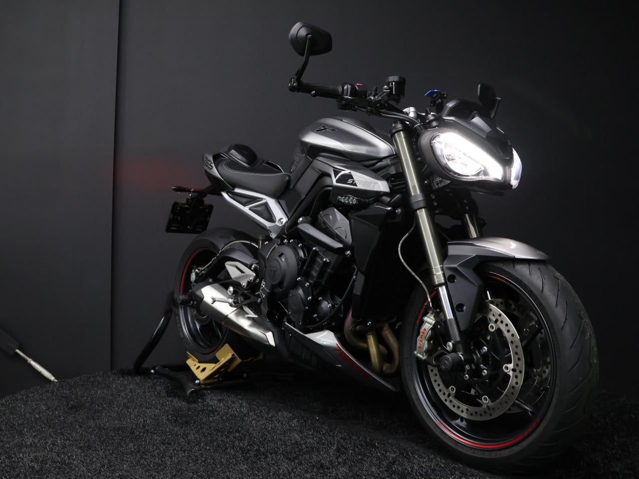 STREET TRIPLE RS | Silver ice