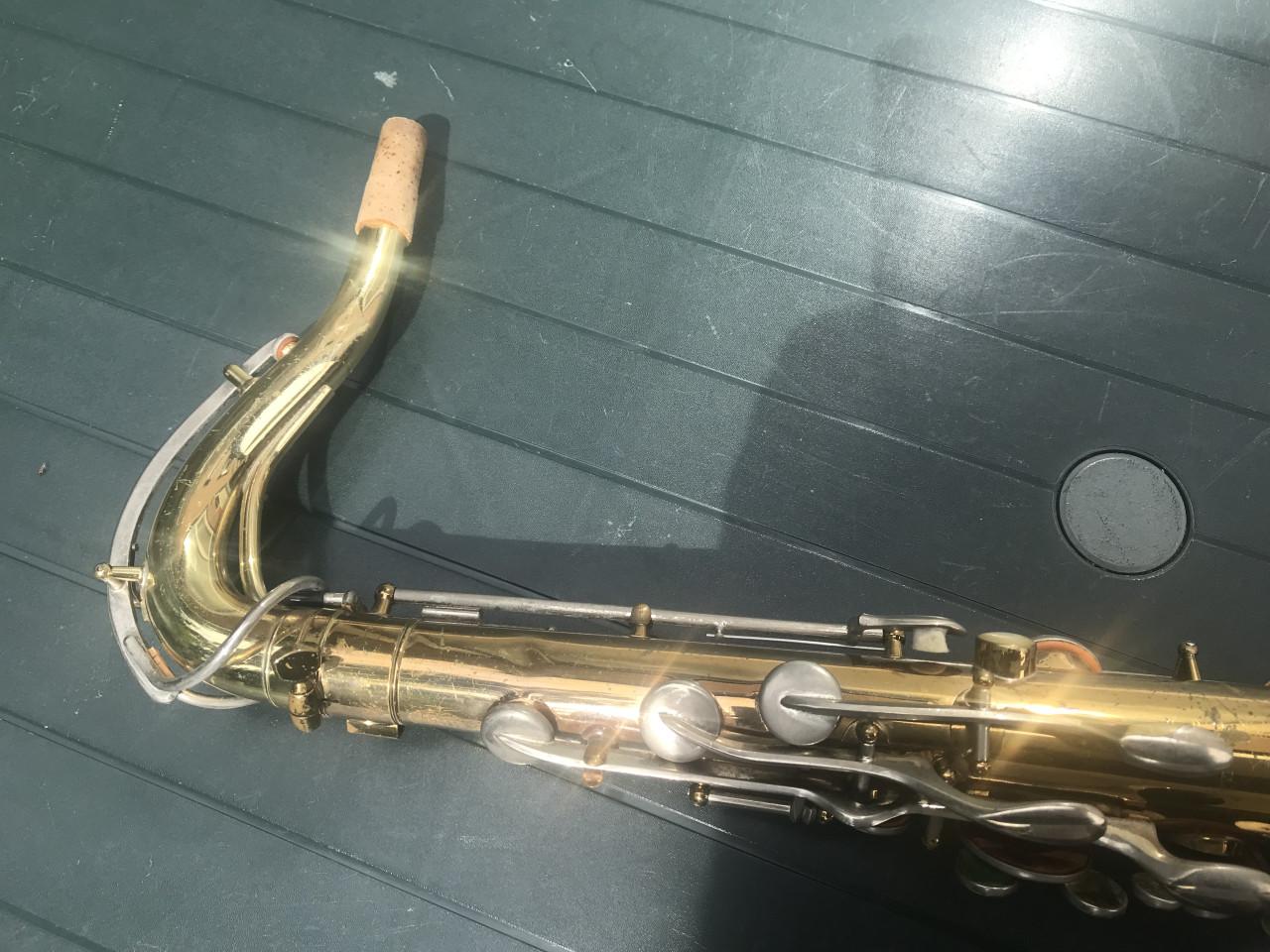 BUESCHER ARISTOCRAT TENOR SAXOFOON