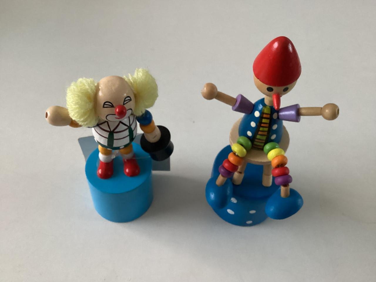 2 beweegbare figuurtjes.          NIEUW.