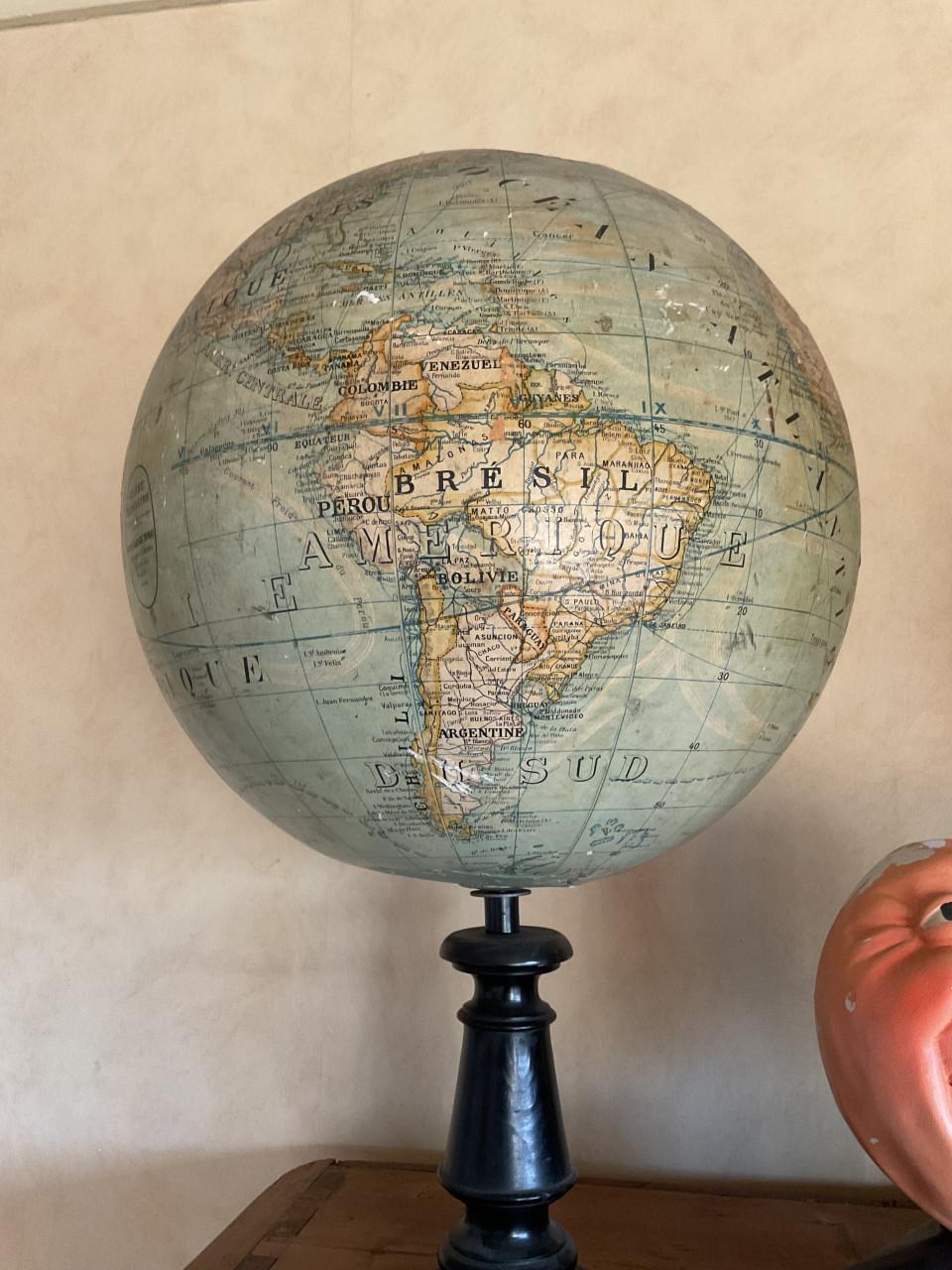 Grote antieke globe ( gips )