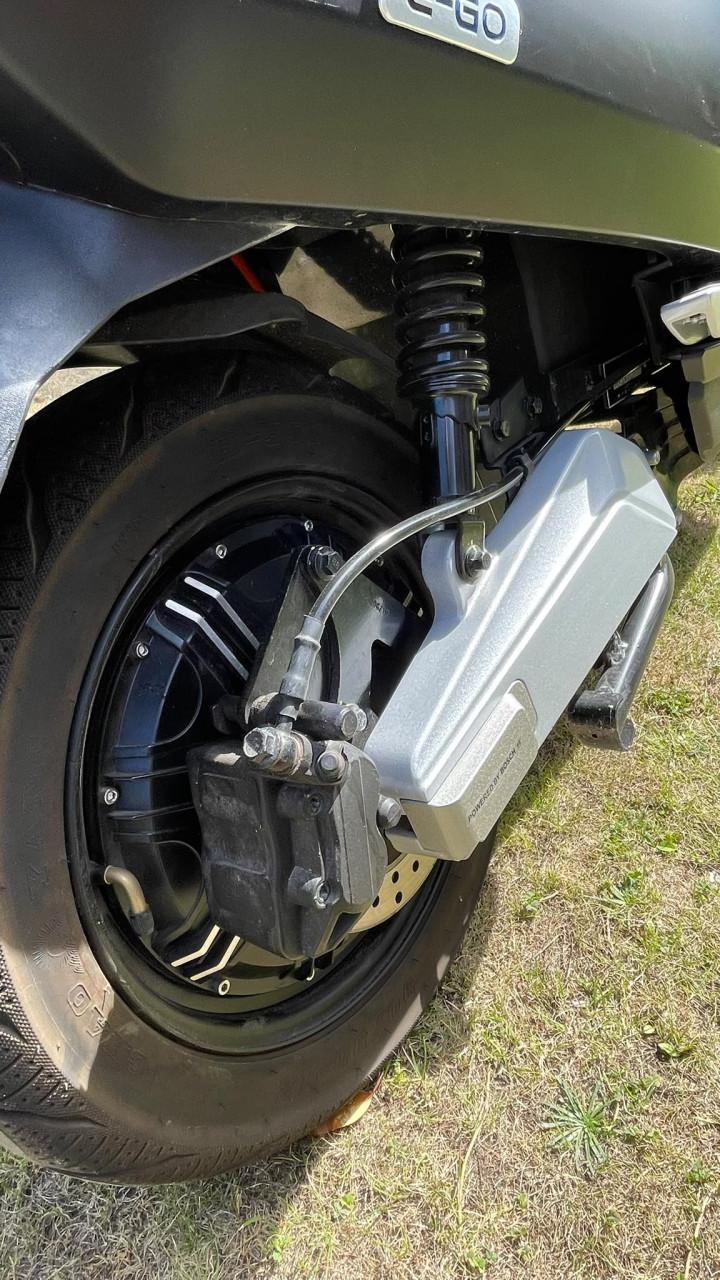 Twee electrische scooters IVA E-go S3 en S5