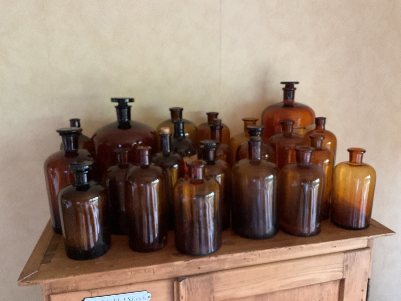 Partij oude apothekersflessen