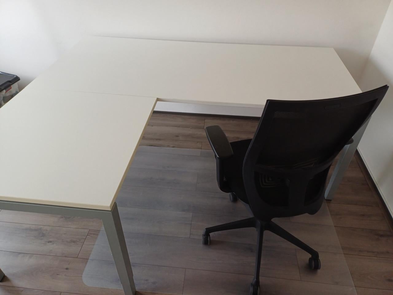 Bureau, bureaustoel en stoelmat