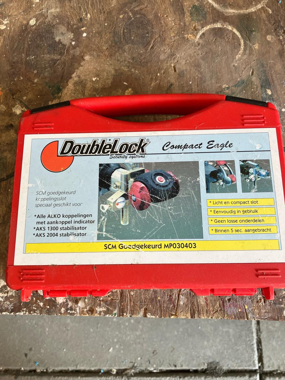 Diverse disselsloten en wielklemmen.