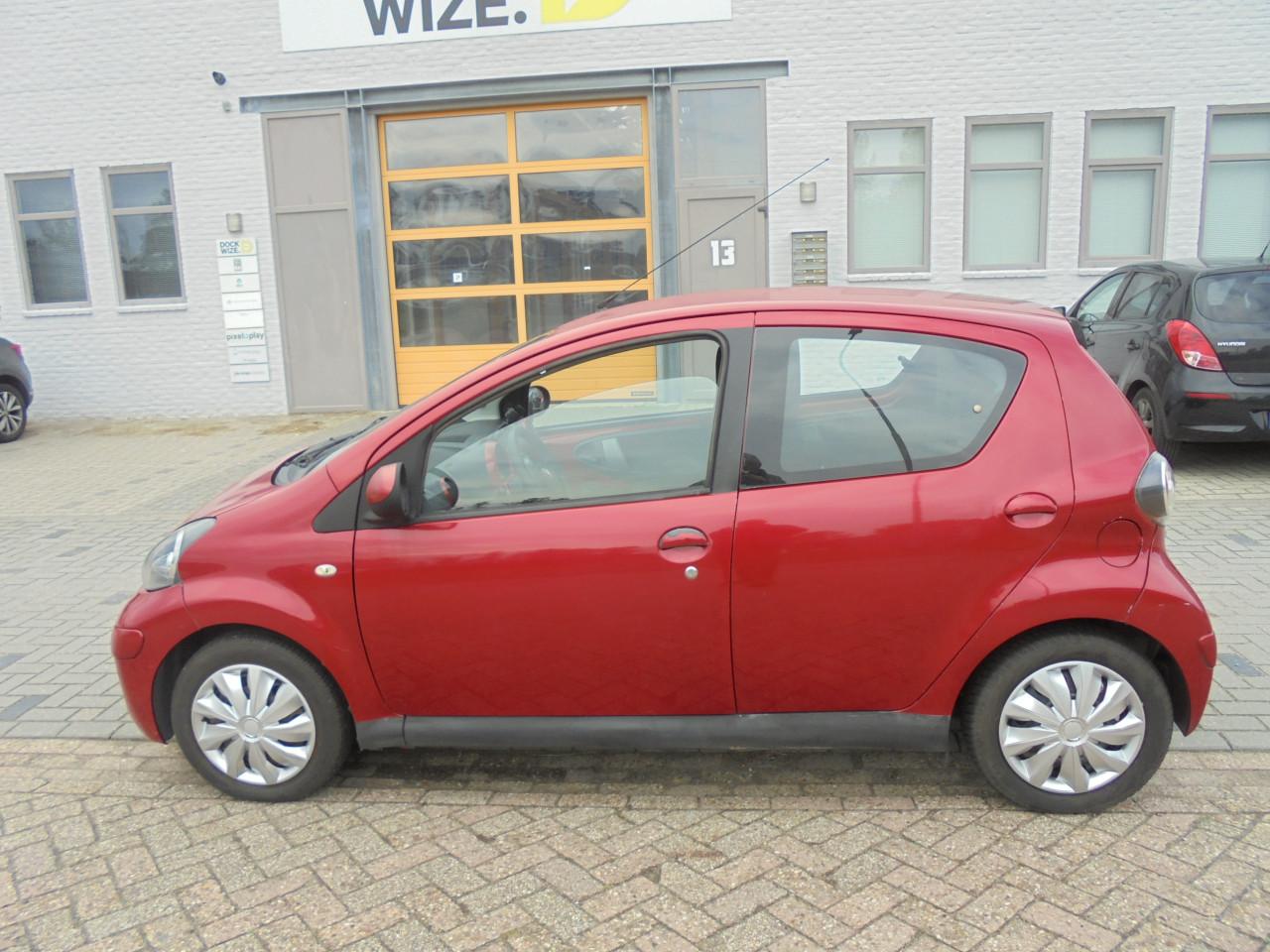 Betrouwbare & Zuinige Toyota Aygo 1.0 Aspiration Red Navigator € 1.250