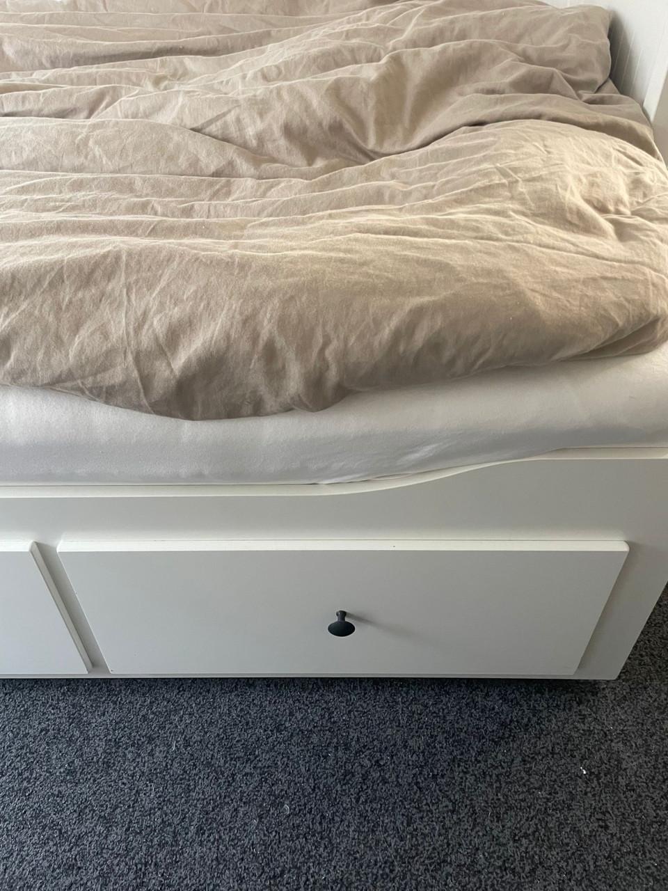 Een / tweepersoonsbed / zitbank in 1 meubel