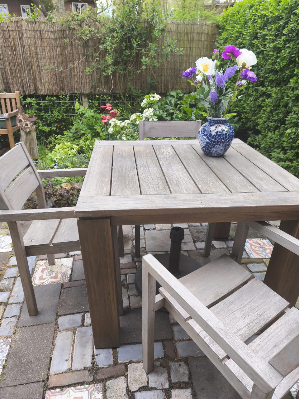 Houten tuinset, tafel met 4 stoelen