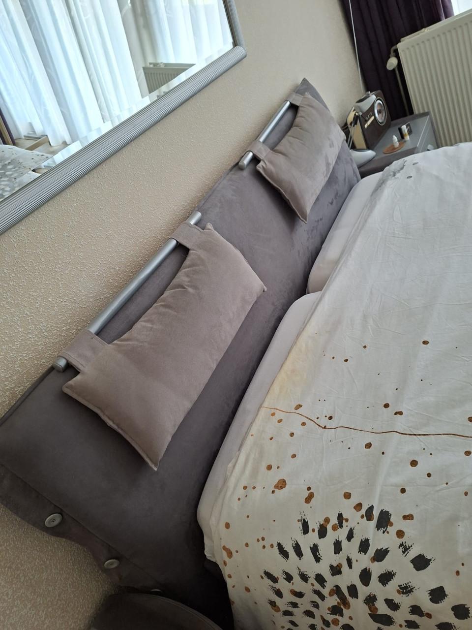 Tweepersoonsbed grijs met achterwand en nachtkasten 180/160