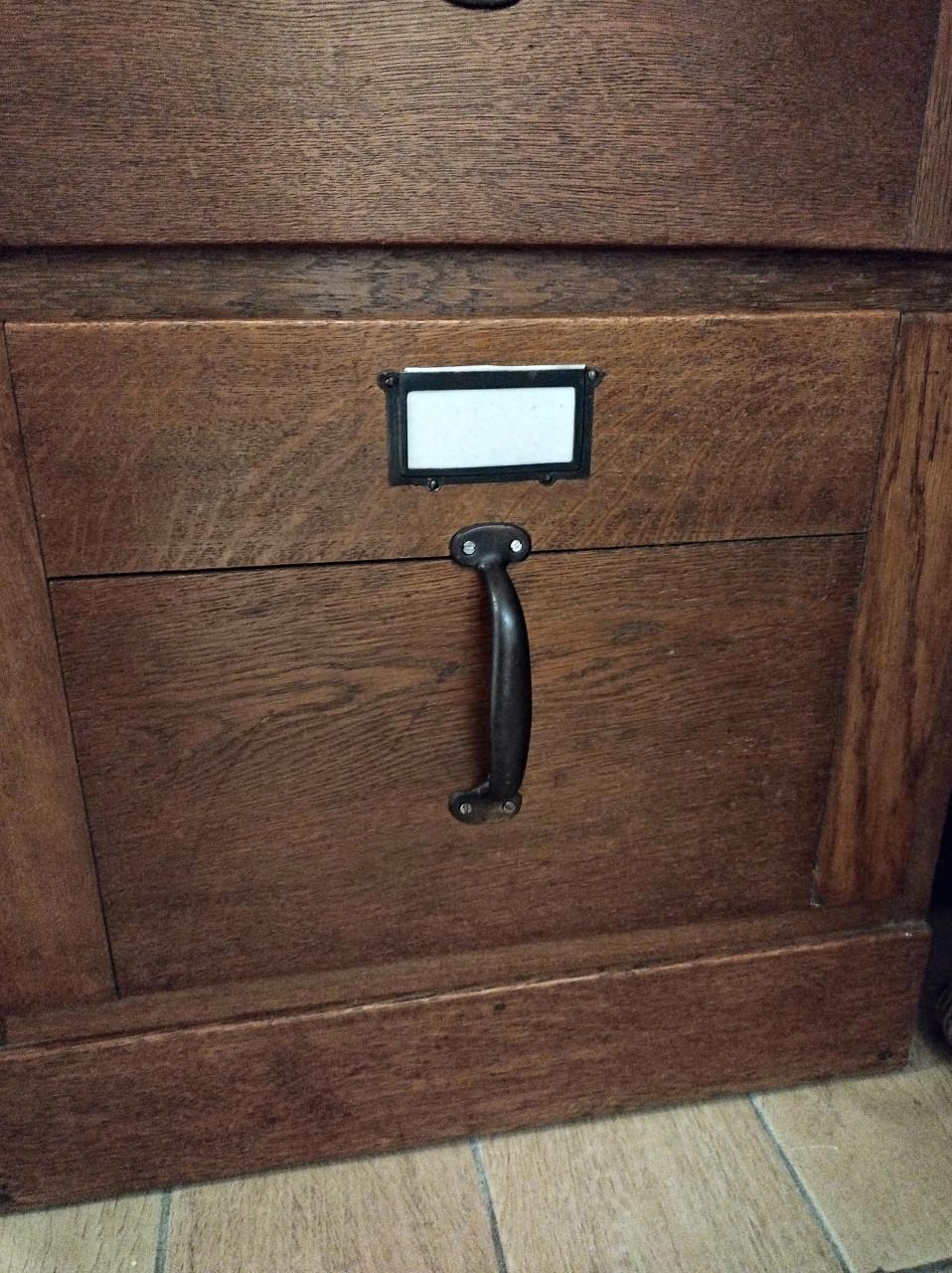 Leuke oude notariskast voorzien van 4 grote lades