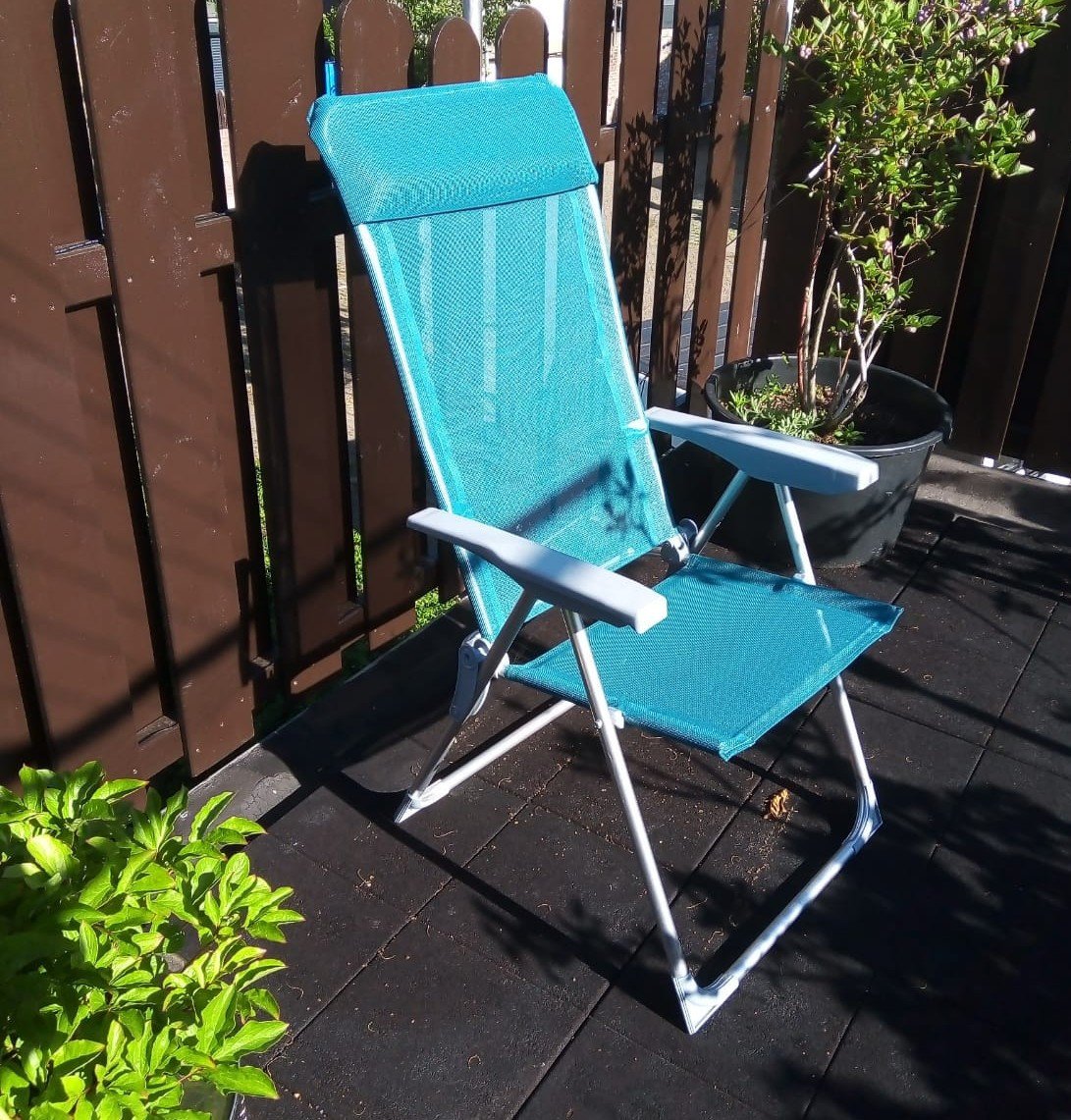 Strandstoel met parasol en ligbed  €10,- p. st.