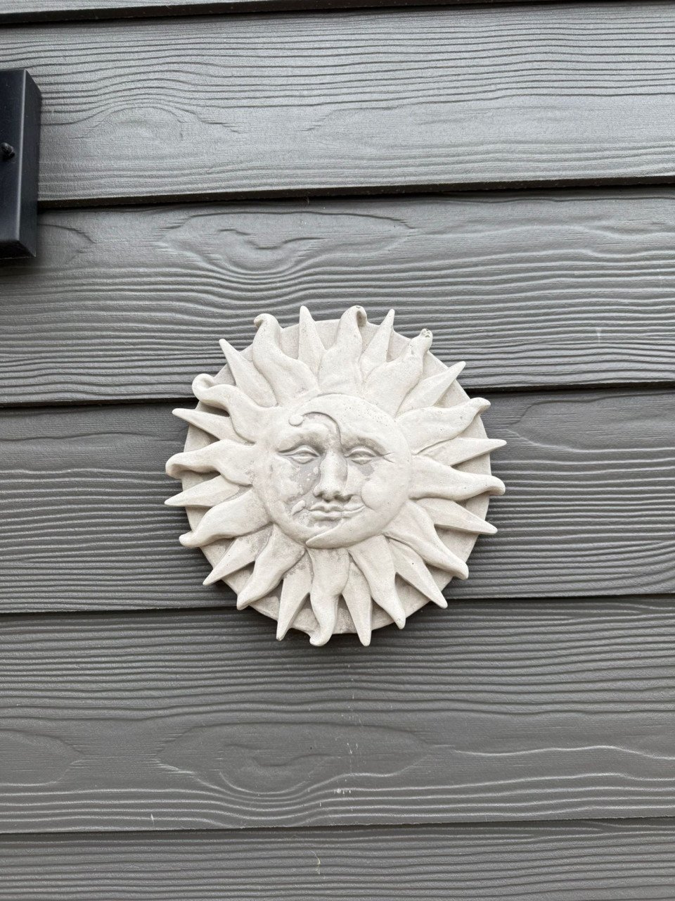 Betonnen beeld: dame, zon en zuil