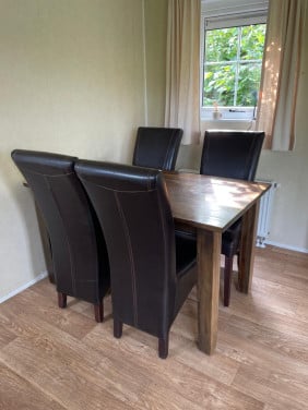 Eettafel met 4 stoelen