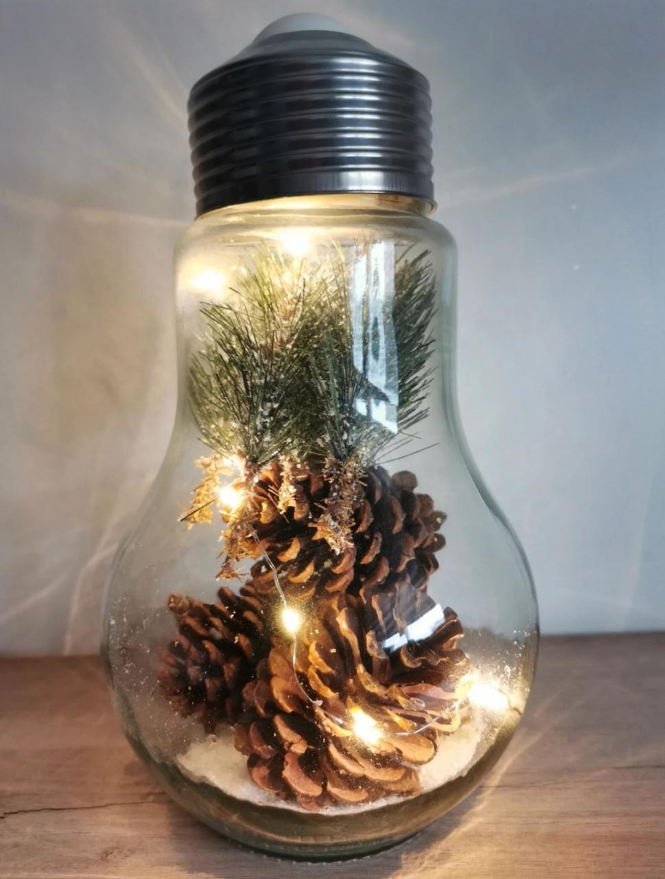 Kerstdecoratie in glazen gloeilamp