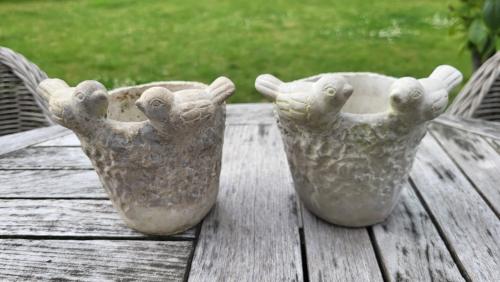 Set v 2 stenen bloempotjes met vogeltjes