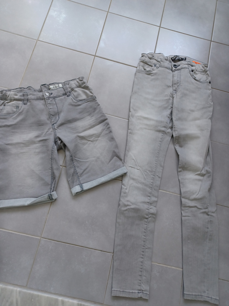 2 grijze broeken