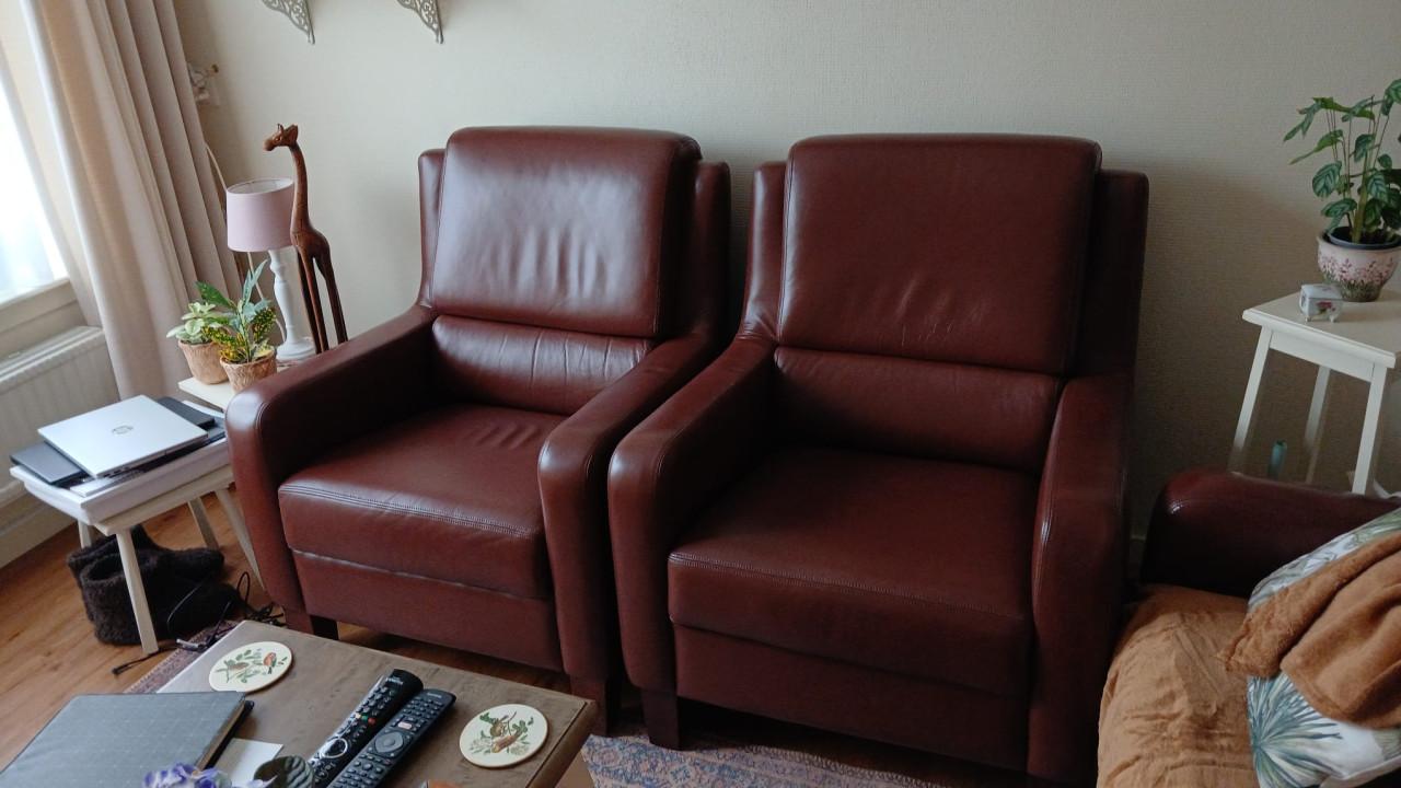 Volledig Leren twee en half zitsbank plus 2 fauteuils kastanjebruin