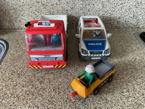 Verschillende voertuigen van Playmobil met bestuurder.