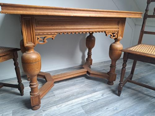 Antiek tafeltje met 2 stoelen