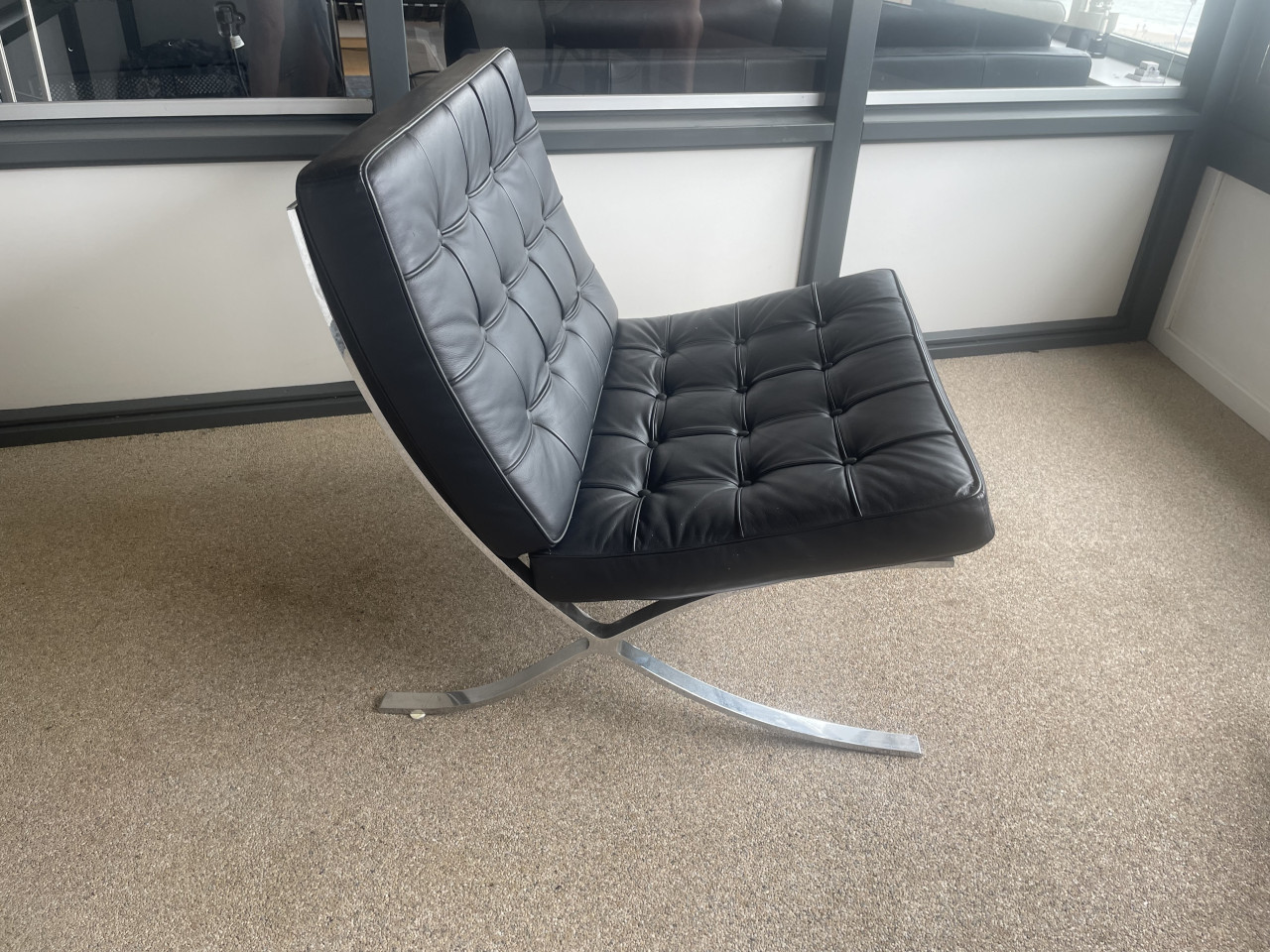 3 Barcelona stoelen en 1 voetenbank