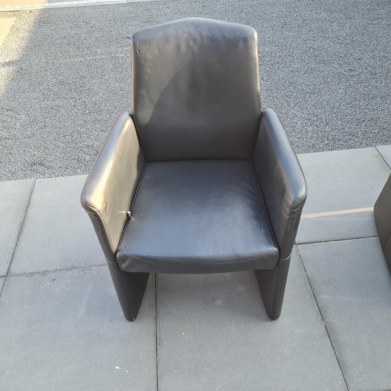 2 x zwarte leren fauteuiltjes