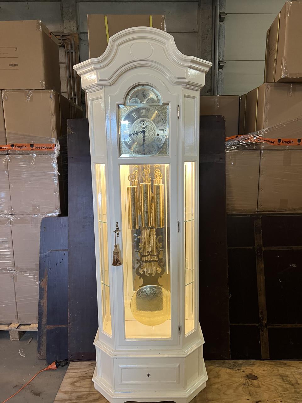 Staande klok met vitrine