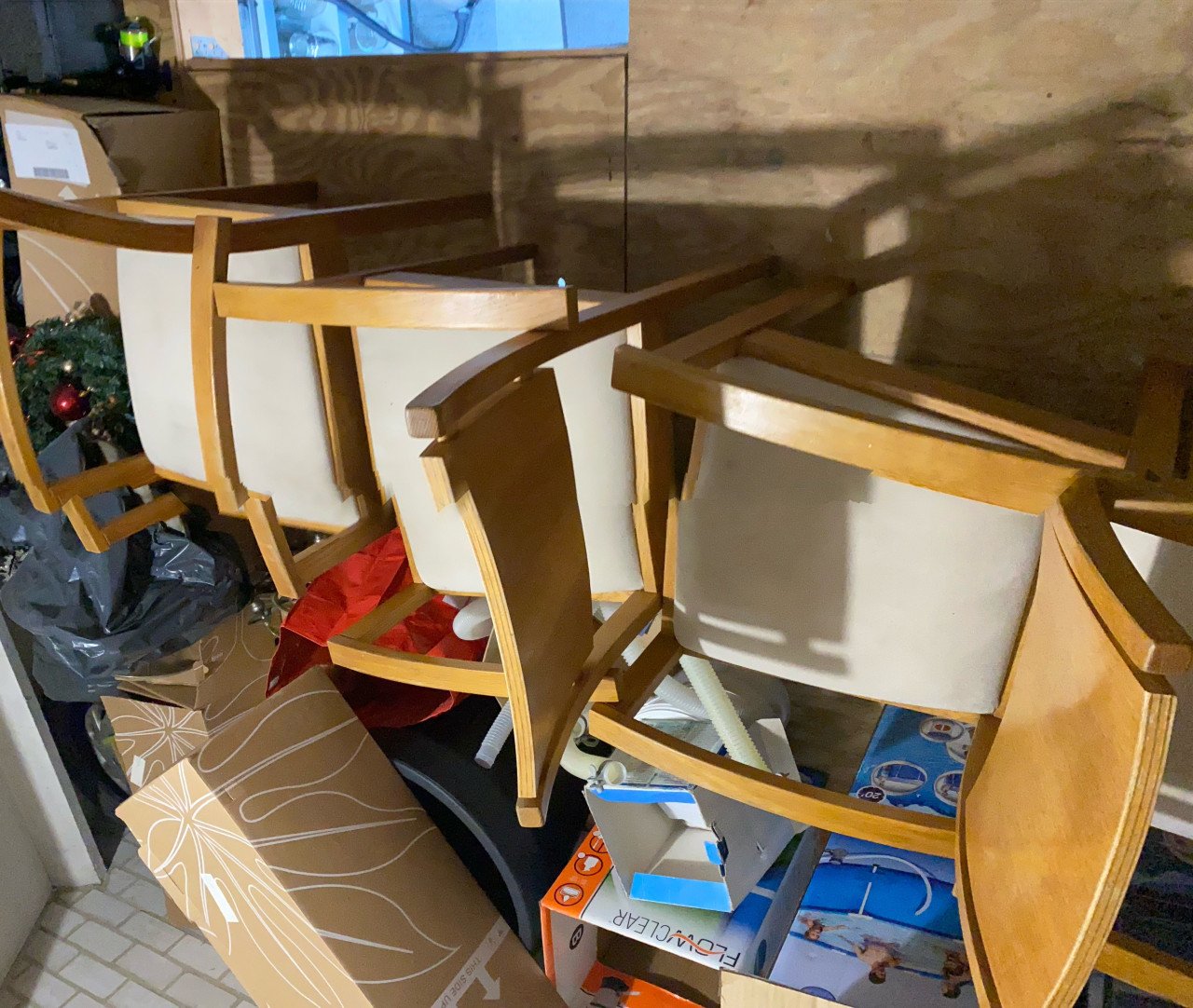 Grote tafel 225 cm met 6 bijpassende stoelen.