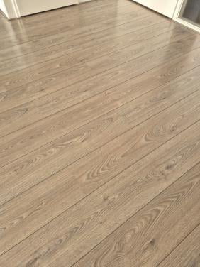 Laminaat grijs beukenhout ongeveer 70m2