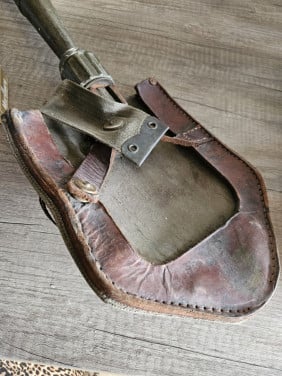 Mooie militaria WO 2 veldschep met mooie leren koker...