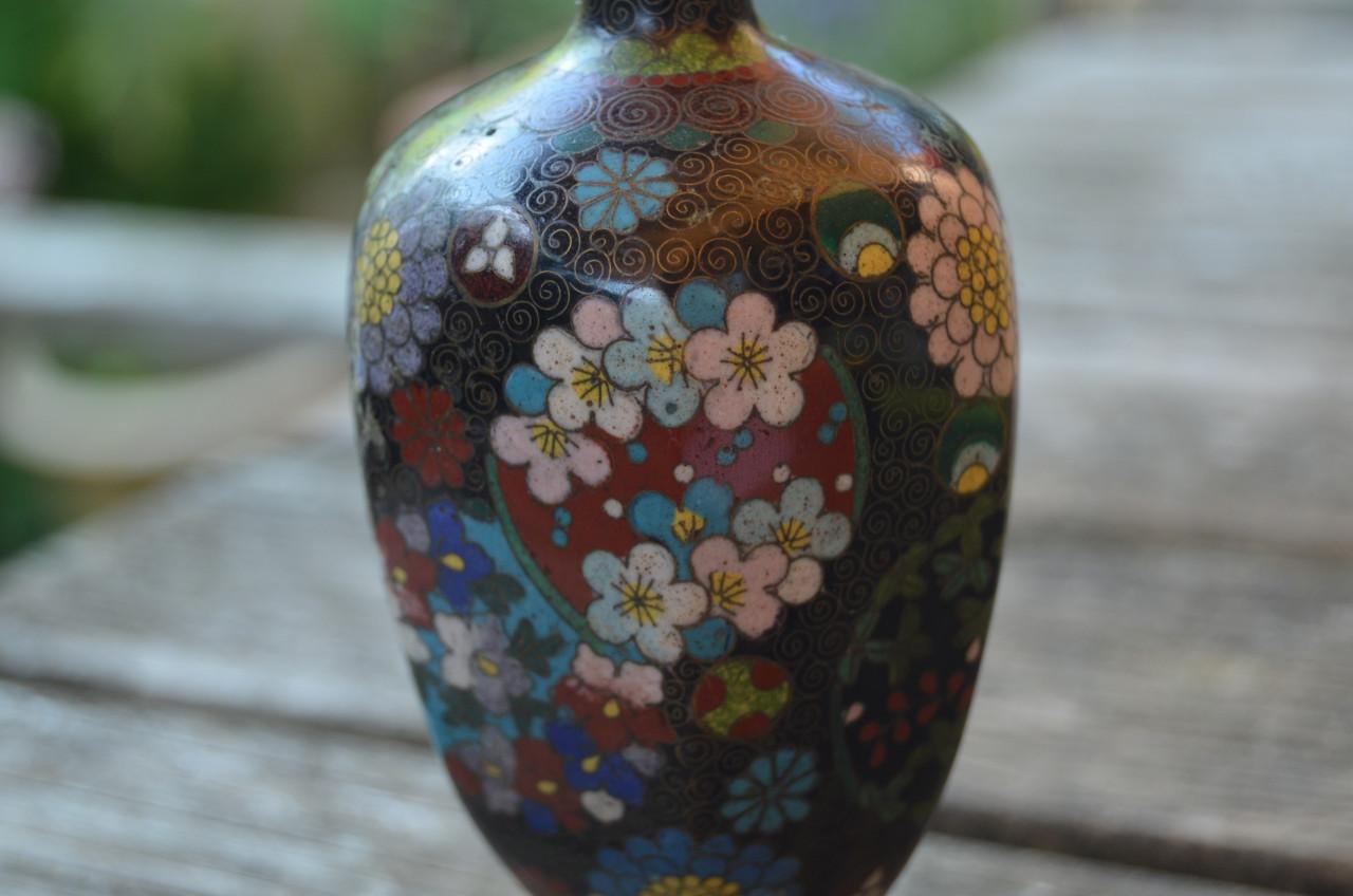 Kleine cloisonné vaas (email op koper), waarsch. uit Japan