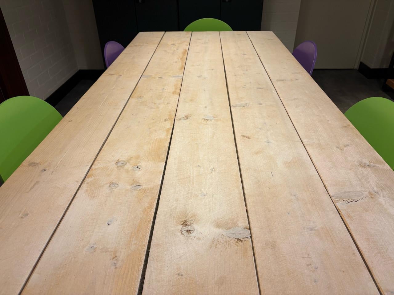 Steigerhouten tafel