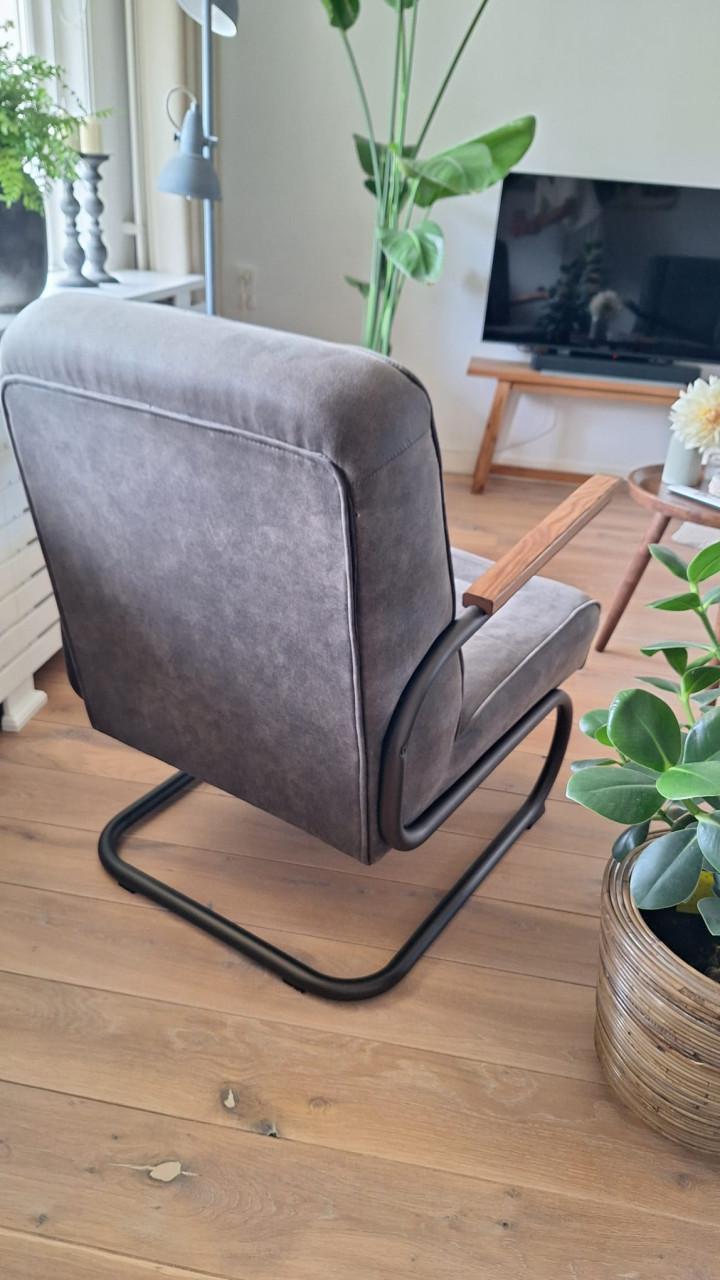 2 stuks fauteuil met houten leuning