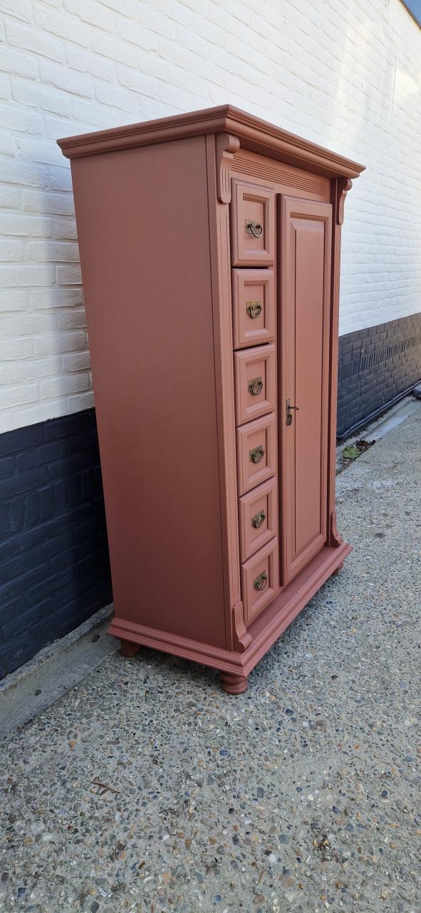 Grenen meidenkast in koper bruine kleur