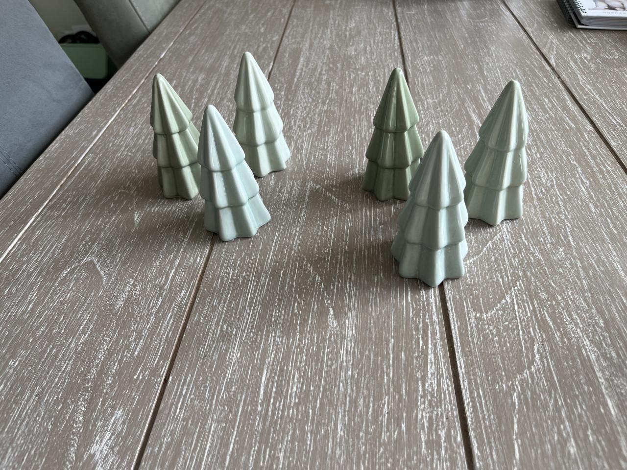 Set van 6 decoratieve dennenboompjes