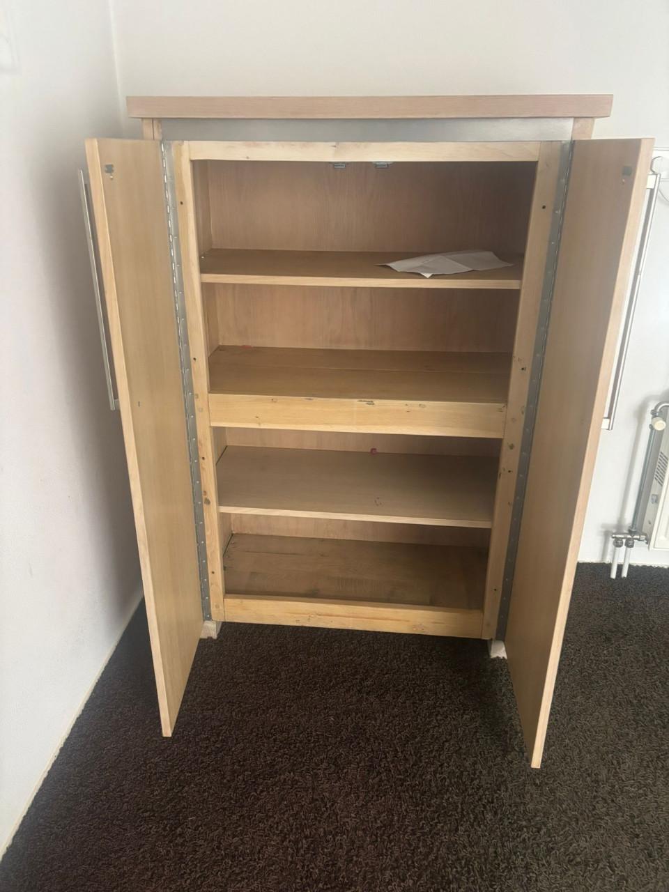 Massief eiken kastje in mooie staat