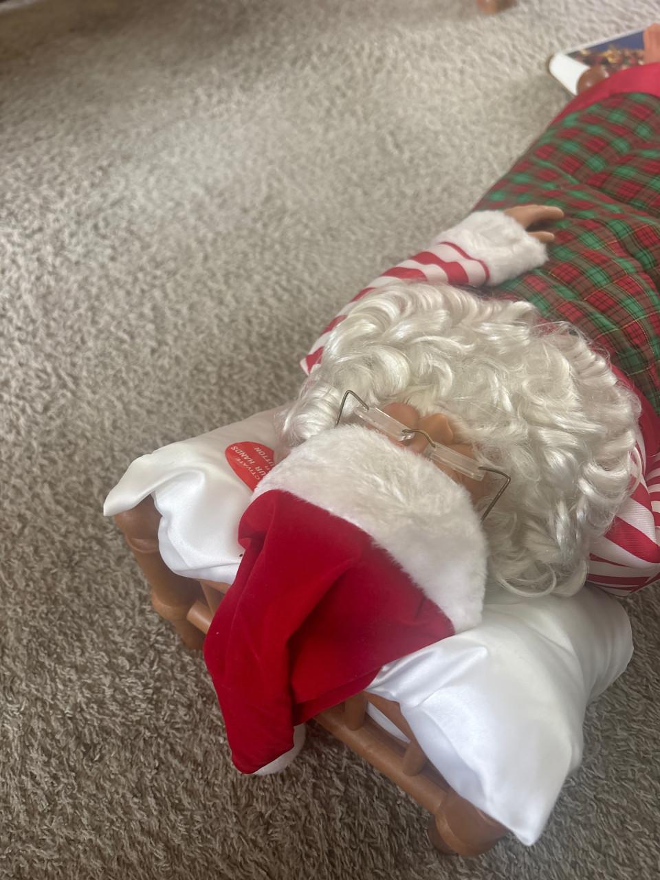 Kerstman op bed