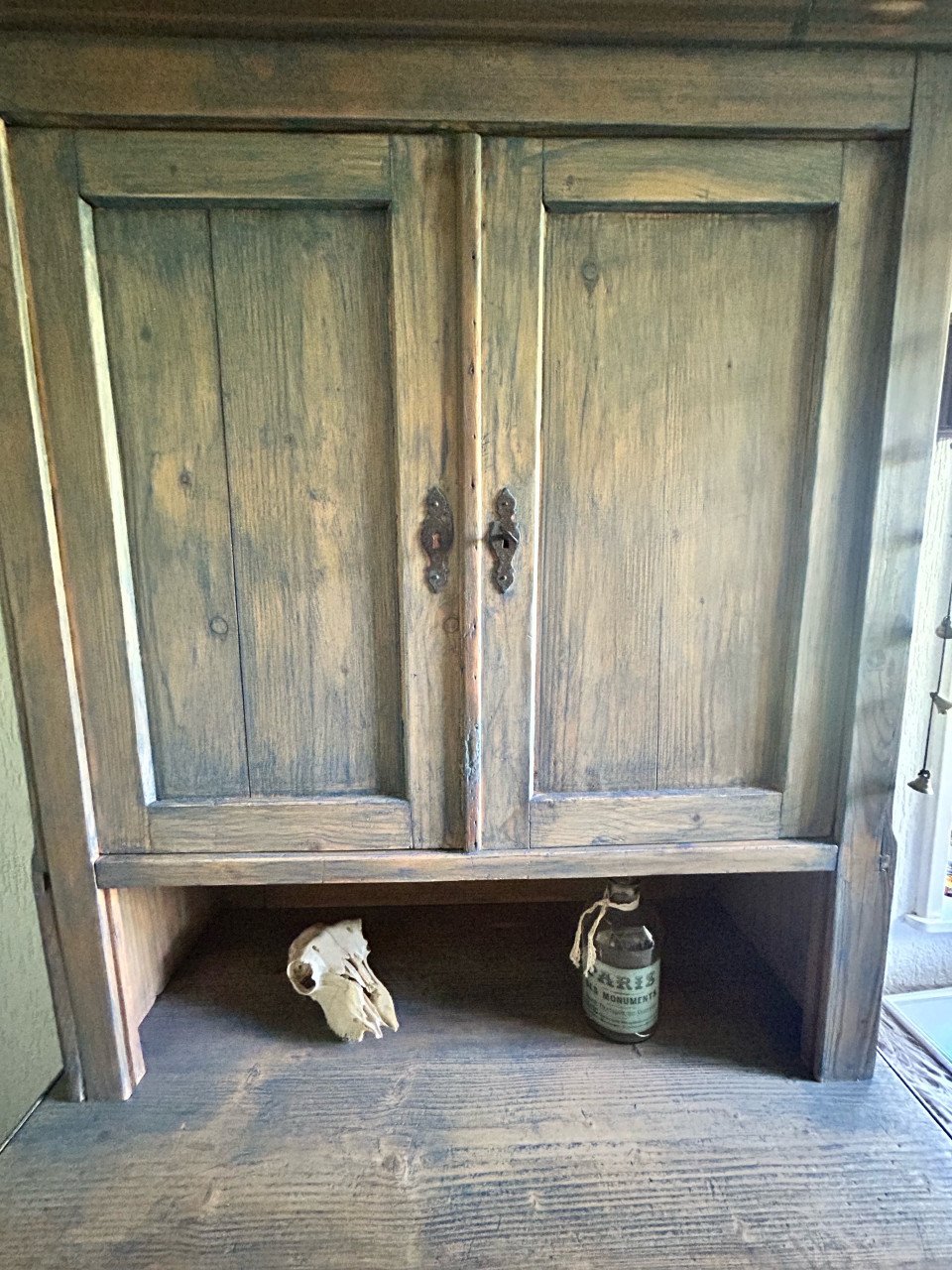 Franse grenen brocante buffetkast, blauw gewaxt