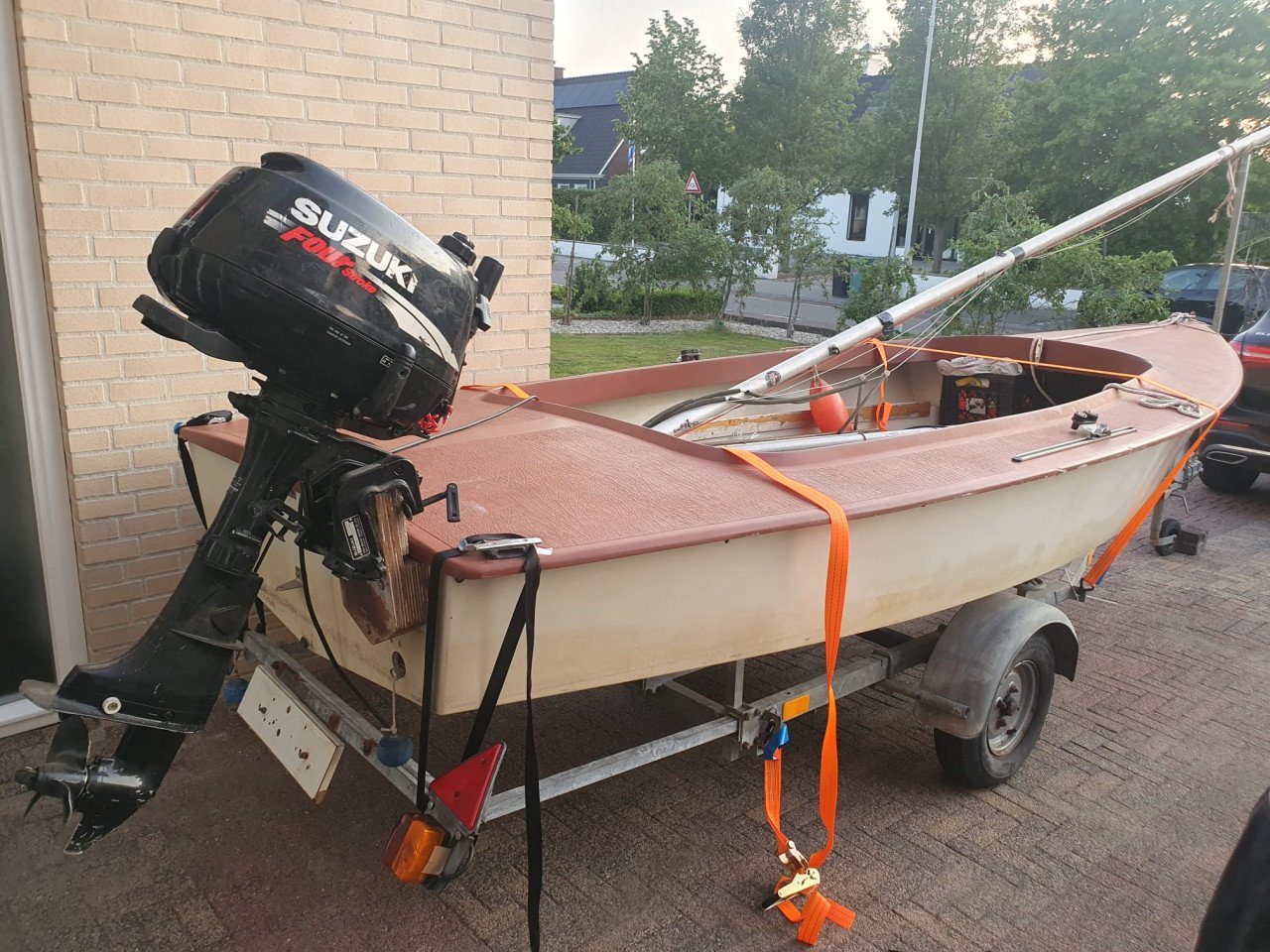 Zeilbootje Flying Arrow (zeer compleet, incl. trailer en buitenboordmotor)